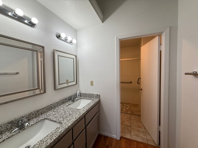 Building Photo - Get $400 Off Your 1st Month's Rent