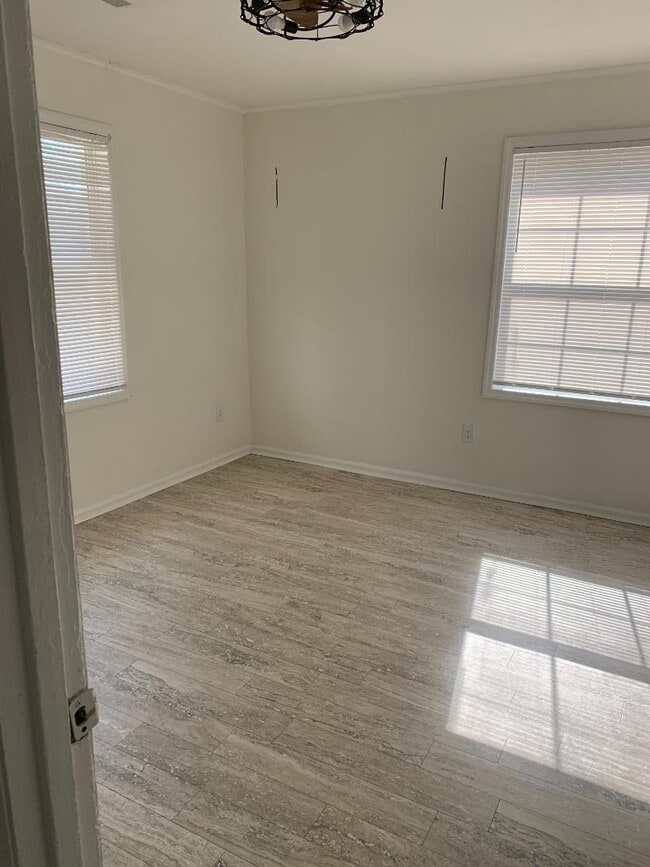 Building Photo - 4630 Oakwood Ave
