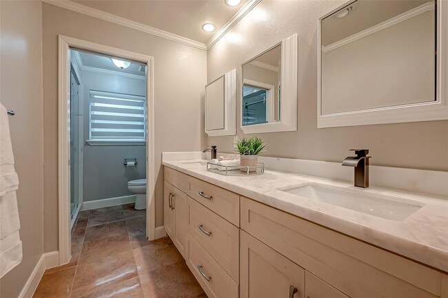 Building Photo - 10118 Briar Forest Dr