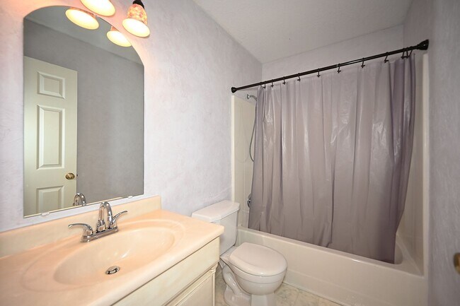Building Photo - 4 Bedroom,2.5 Bath with 2-car garage Platt...