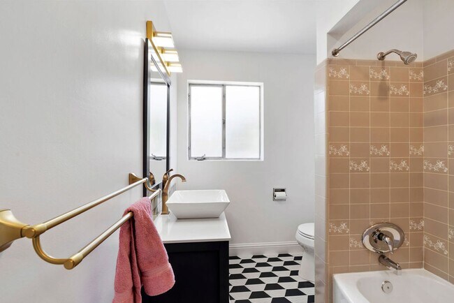 Building Photo - Newly Renovated 2 BD Brick Bungalow in Riverwalk District!