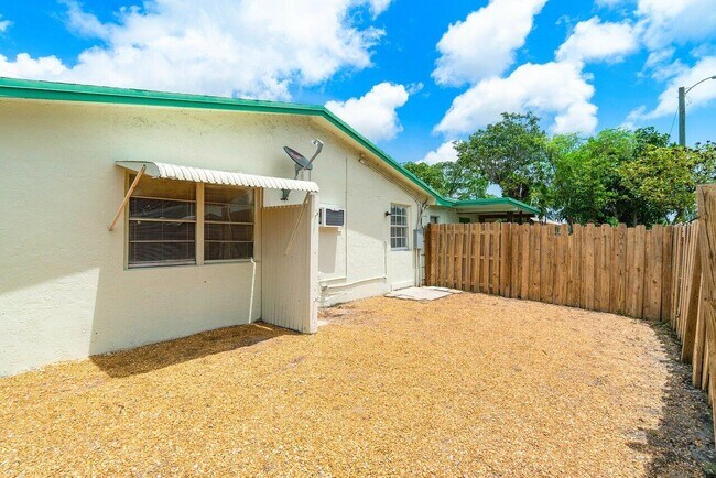 Building Photo - 3802 Melaleuca Ln