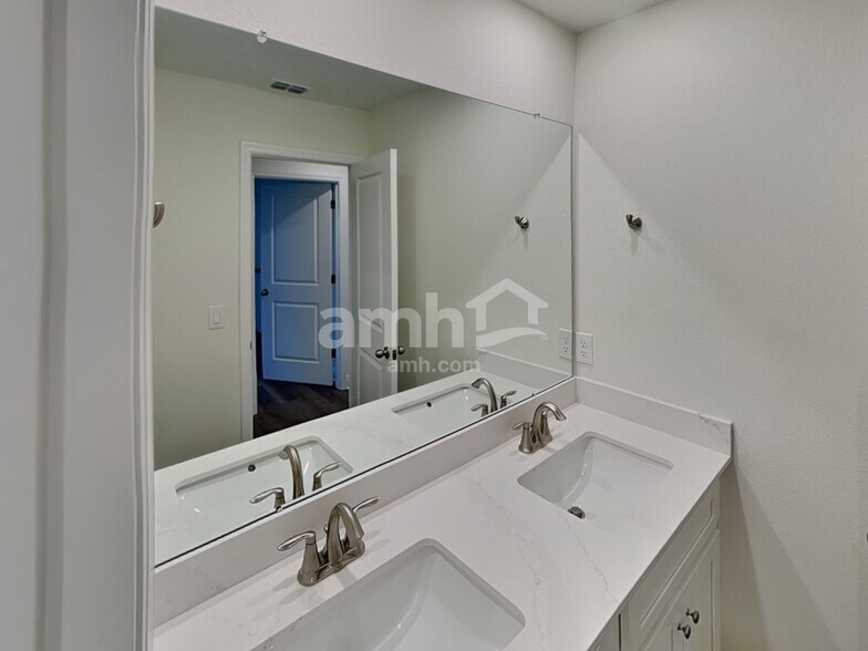 Building Photo - 5976 Sycamore Pl St