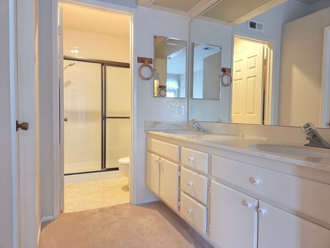 Building Photo - Adorable Rancho Del Oro Condo!