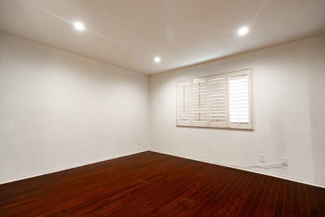 Building Photo - 10506 Sunland Blvd