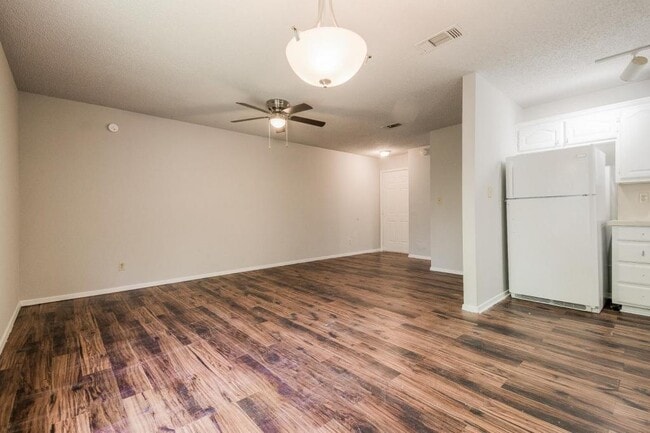 Building Photo - 242 W McFarland St