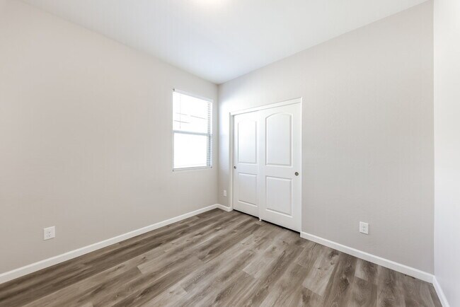 Building Photo - 6981 S Blue Hills Dr