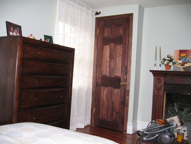 2nd Floor Bedroom & Closet - 2409 Panama St