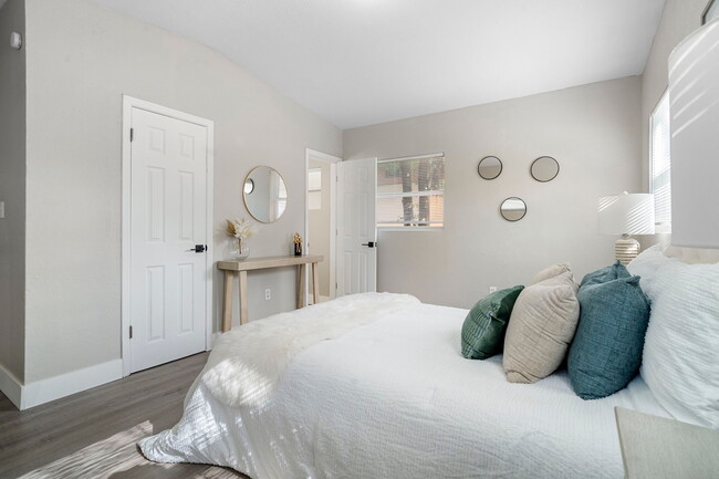 Building Photo - 6113 Hialeah St