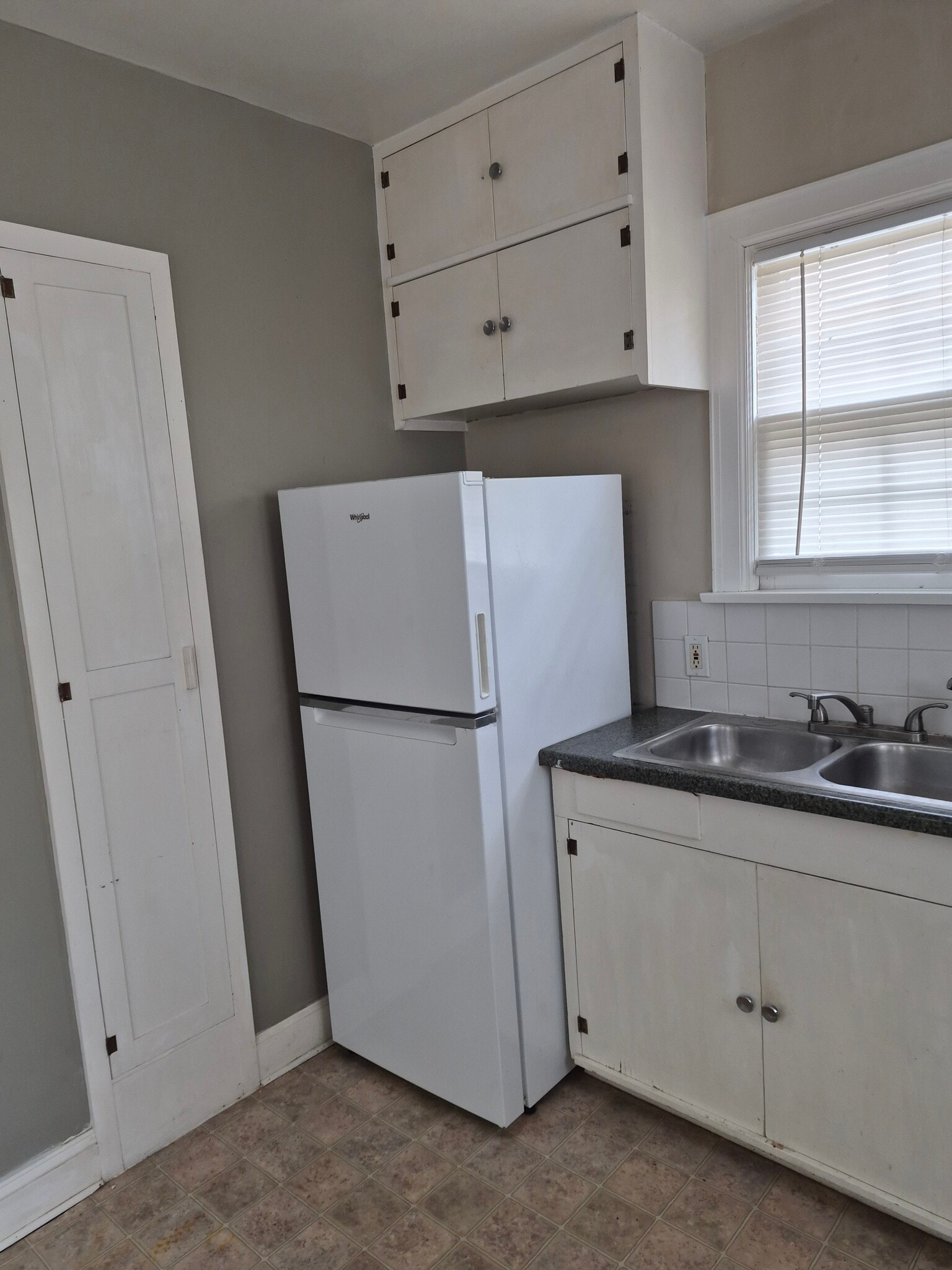 Building Photo - 226 E 5th Ave