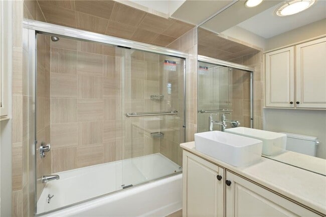 Building Photo - 72 Manning St