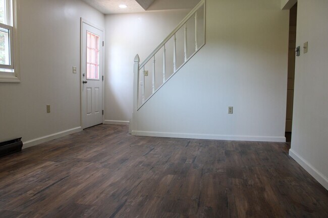 Building Photo - Spacious Two Bedroom Apartment