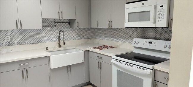 Building Photo - 2829 SW 38th Ct