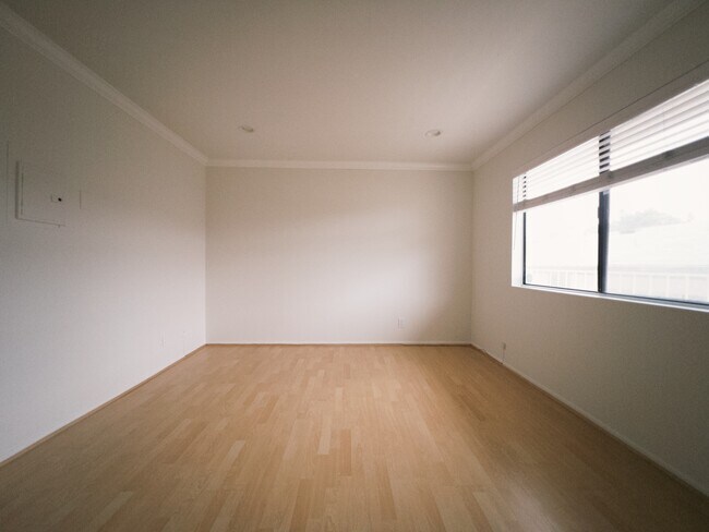 Building Photo - 1236 Wellesley Ave