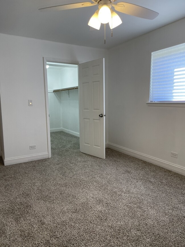 Building Photo - 16W525 Mockingbird Ln