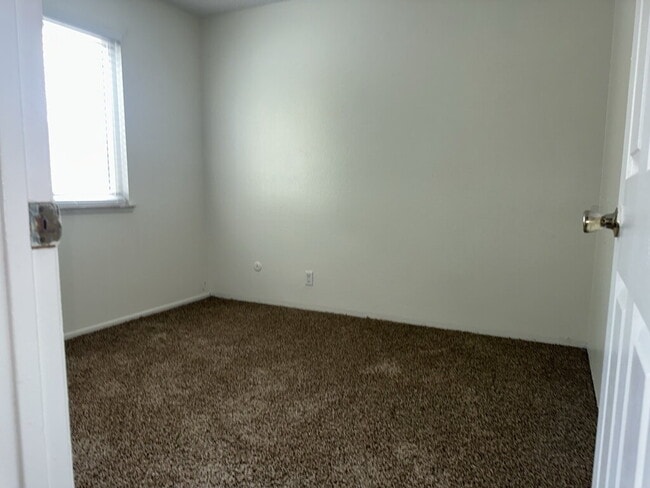 Building Photo - 4 bed with 2 baths in Riverside, CA next t...