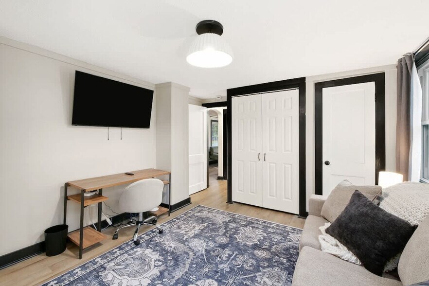 Building Photo - 303 E Washington St