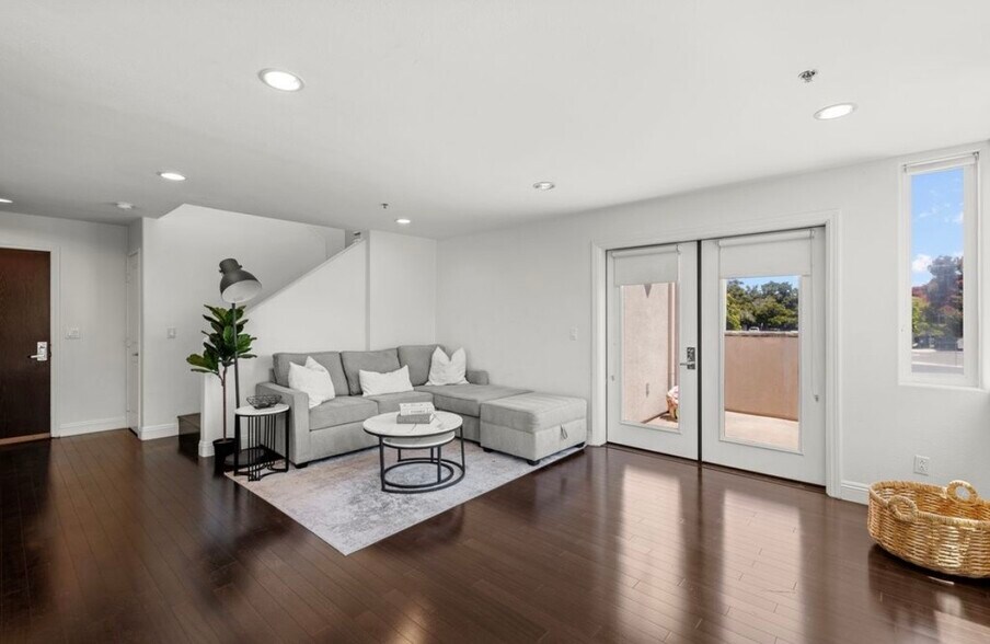 Building Photo - 924 Hornblend St