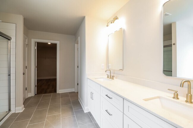 Building Photo - Beautiful 4BR 2.5BA Home w/ Full Appliance Kitchen • Garage Parking •