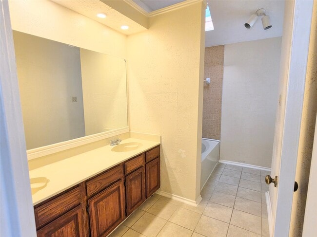 Building Photo - 13939 Plantation Valley Dr