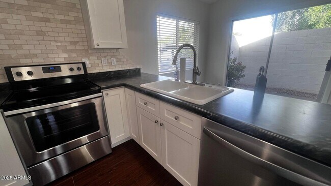 Building Photo - 3337 S Parkside Dr