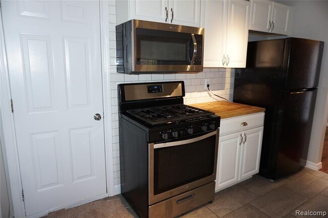 Building Photo - 33647 Bayview Dr