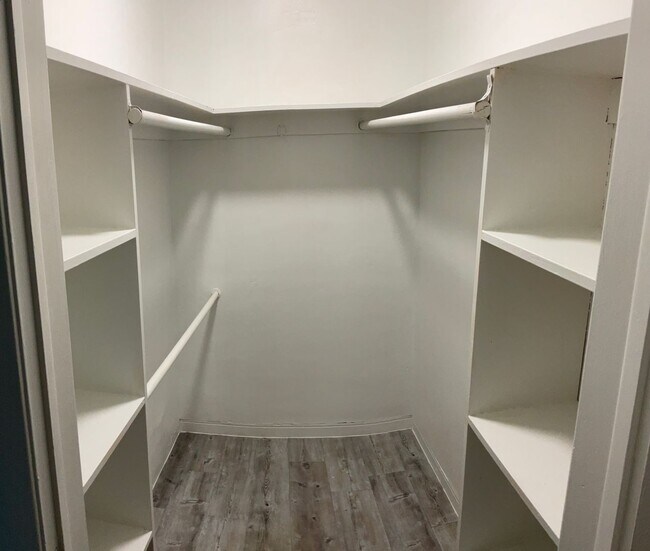 Building Photo - Great Location! Spacious 2/2! Call for Spe...