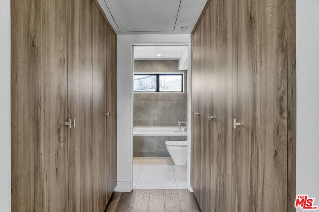 Building Photo - 1447 N Martel Ave