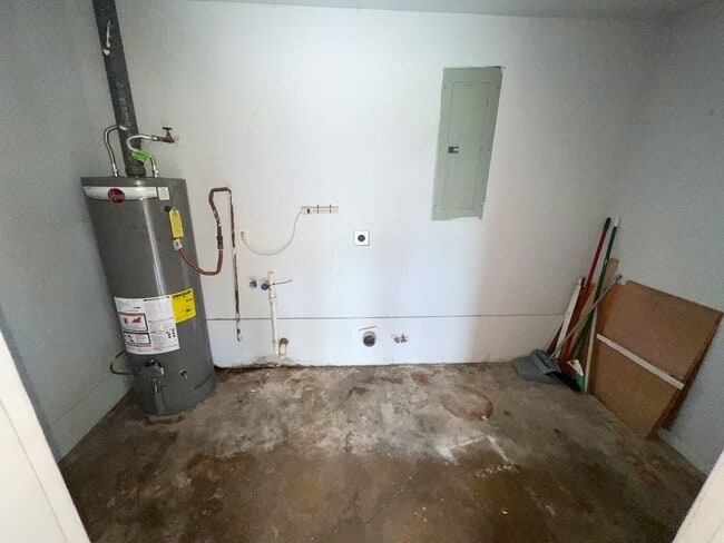 Building Photo - Spacious 4-Bedroom 2-Bathroom House