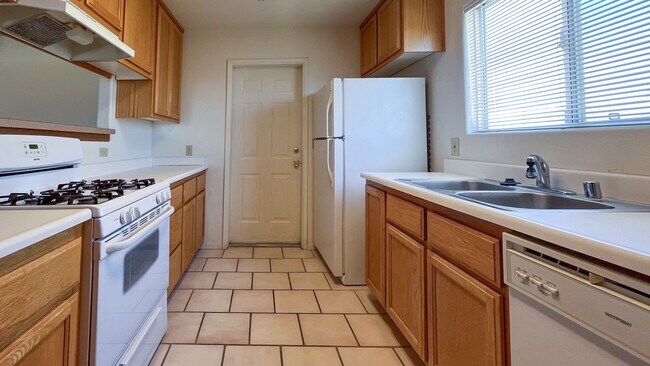 Building Photo - Cute 3 Bedroom 2 Bathroom Home