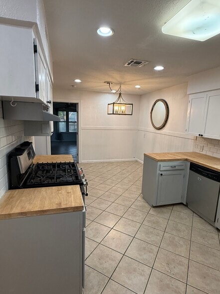Building Photo - 625 Catalina Pl