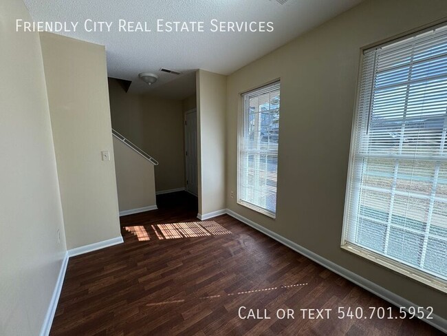 Building Photo - Recently updated 2 bedroom, 1.5  bath town...