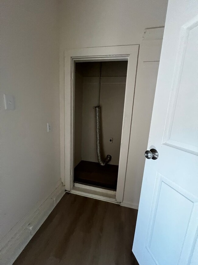 Building Photo - Newly remodeled 4 bedroom 2 bathroom house