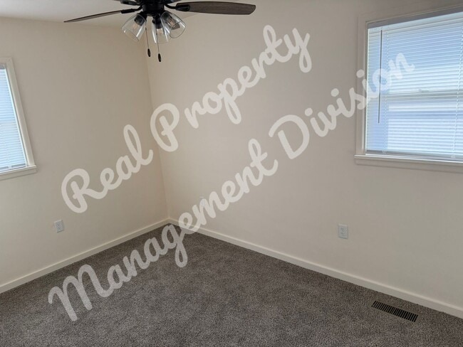 Building Photo - 2 Bed / 1 Bath + Office | Fenced Yard | 2-Car Garage | Quiet Street