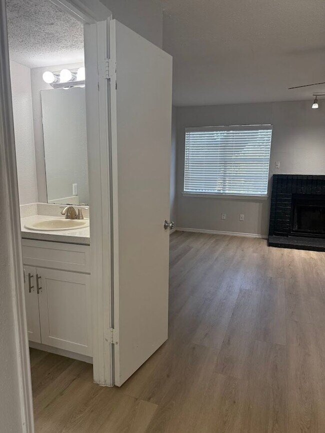 Building Photo - River Crossing 2 Bed 2 1/2 Bath - 2 Story Townhome