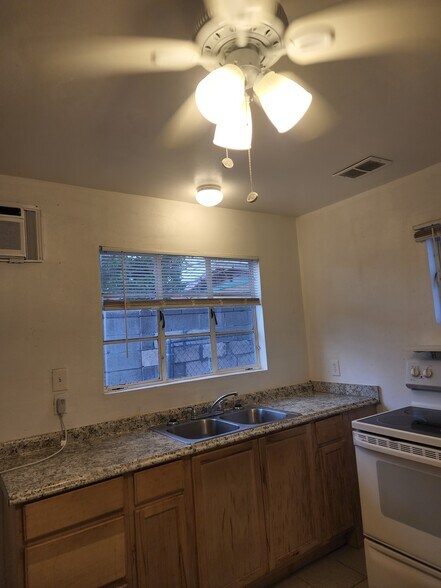 Building Photo - 1516 Carlisle Blvd SE