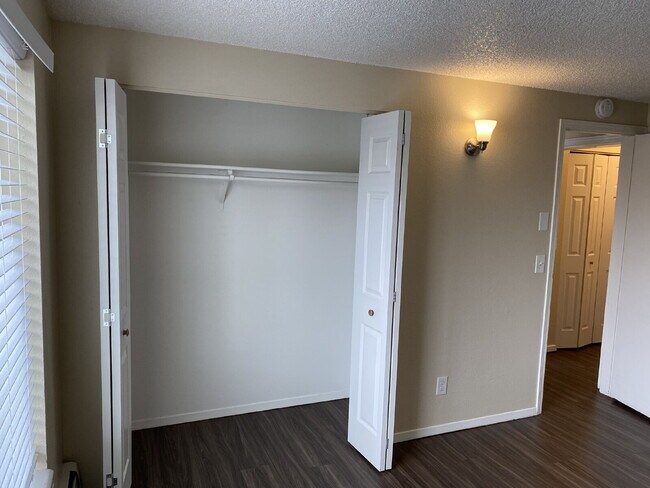 Building Photo - Available Now! – 2 Bed / 1 Bath Condo – Utilities Included