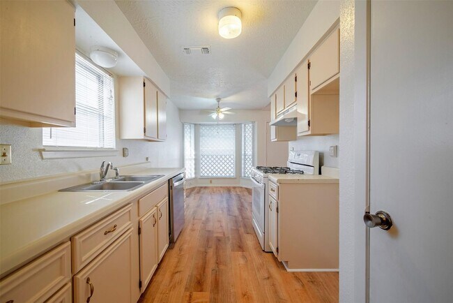 Building Photo - 10906 Maple Rock Dr