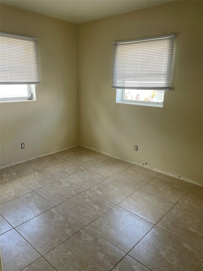 Building Photo - 1635 Moffett St