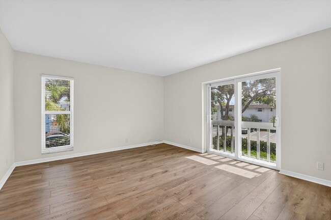 Building Photo - 1010 NE 8th Ave