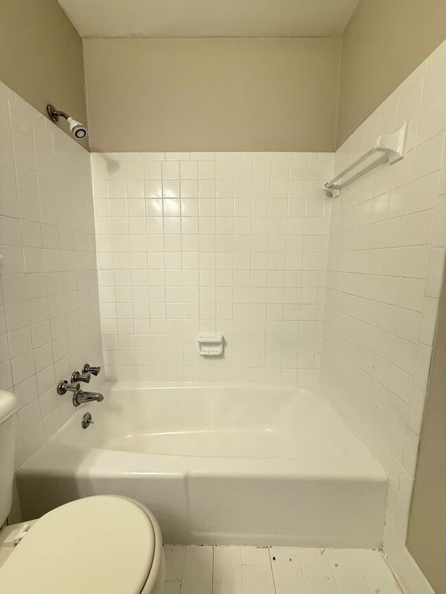 Building Photo - 2 Bedroom Unit was recently renovated. Live walking distance from the downtown square or steps fr...