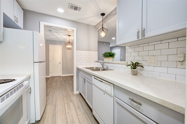 Building Photo - 3929 Tanglewilde St