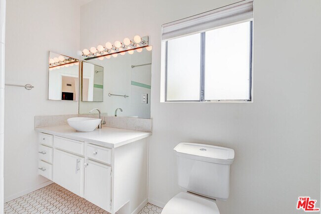 Building Photo - 832 Palm Ave