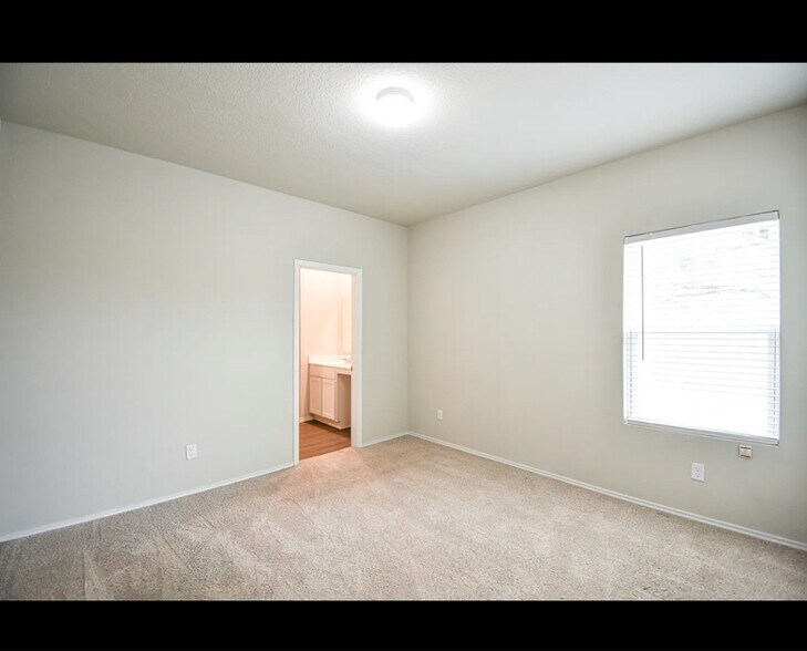 Building Photo - 3443 RedBud Grv