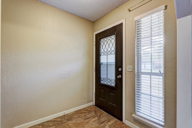 Building Photo - 3 Bed 2 Bath in OKC!