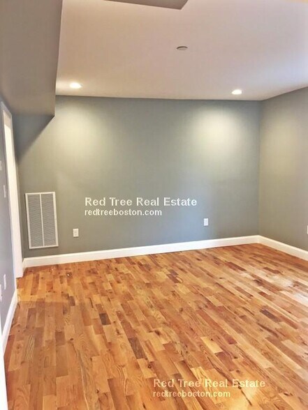 Building Photo - 31 Bacon St