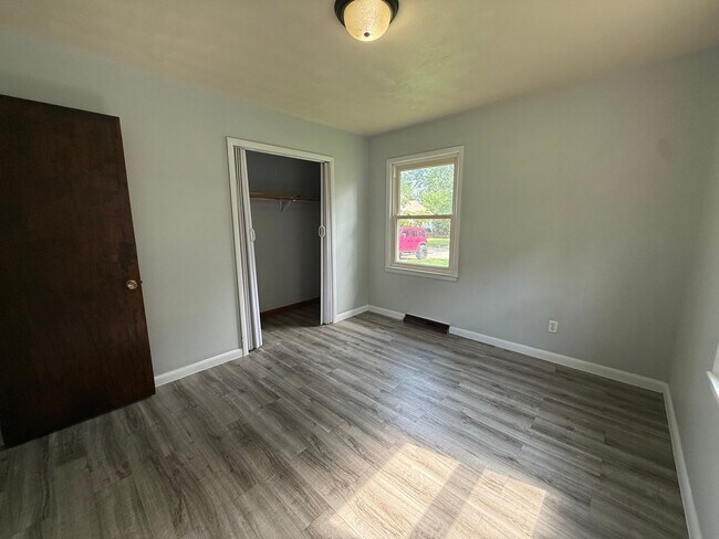 Building Photo - Cute 2 Bedroom 1 Bath with bonus room!
