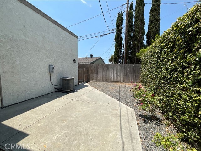 Building Photo - 2641 Santa Ana Ave