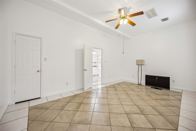 Building Photo - 5027 Creekmont Dr