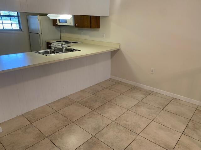 Building Photo - "Charming 2-Bed Townhouse with Spacious Living in Fort Walton Beach!"